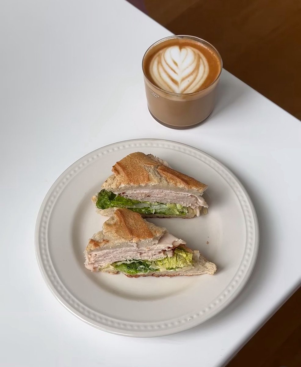 A cup of coffee, a piece of bread, a little sunshine, the little happiness in life is hidden in breakfast
#share