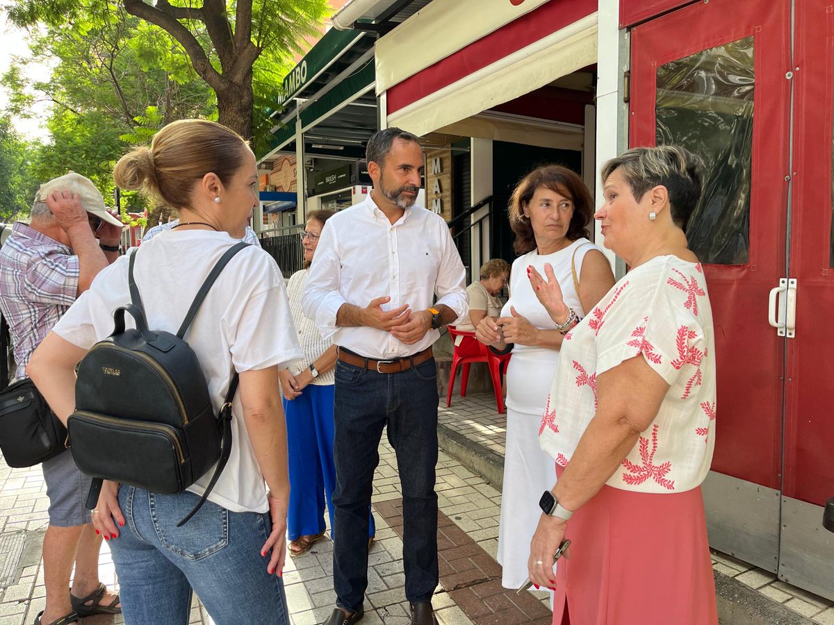 PsoeCjardin's tweet photo. 📌 Concejales del PSOE de Málaga como @RosadelMar1 y Dani Pérez visitan  Jardín de Málaga y se reúnen con vecinas para atender problemas de suciedad, falta de poda y plagas. https://t.co/Z4hBIgp8O7