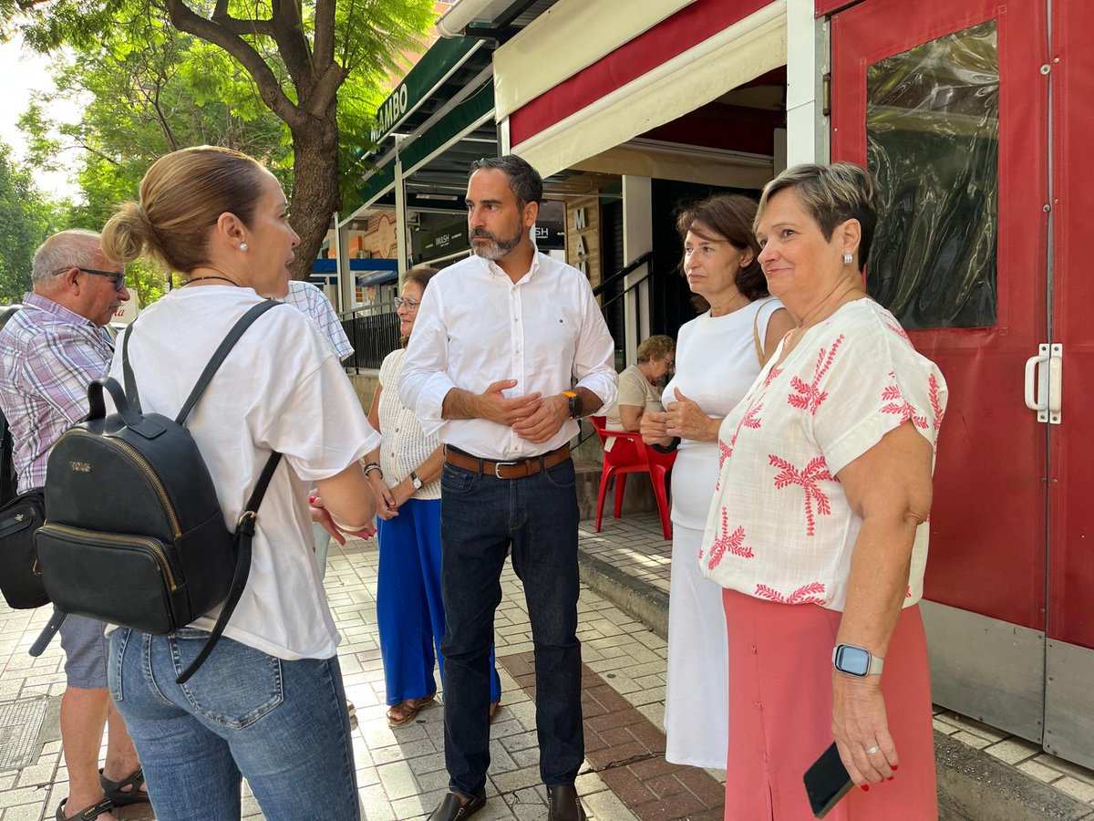 PsoeCjardin's tweet photo. 📌 Concejales del PSOE de Málaga como @RosadelMar1 y Dani Pérez visitan  Jardín de Málaga y se reúnen con vecinas para atender problemas de suciedad, falta de poda y plagas. https://t.co/Z4hBIgp8O7