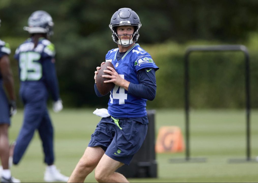 🧵 Draft WHO? Don’t laugh! Last season I told you to give Sam Darnold a chance. He finished as THE QB9! 

I’m back, and I’m here to tell you that Sam Darnold is being overlooked AGAIN in fantasy football. FIVE REASONS why you should take a chance in 2025! ⬇️