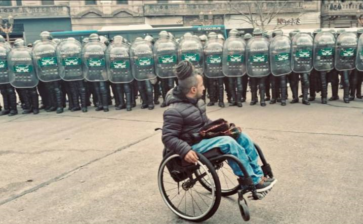 Si no fuera por los que luchan este país ya estaría cubierto por la sombra del mal. Aguante todos los que luchan en bastón, silla de ruedas o empujando un carro. Aguante <a href="/jonydelasillaok/">Jonydelasilla</a>, los discasta y todos los excluidos que no se resignan y defienden su dignidad, que es en