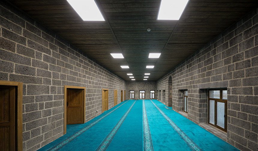 Diyarbekir'de Kürtlere ait bazı tarihi eserler. 

•Dîcle- Merwanî / On gözlü köprü"  Merwanî Kürtlerinin hükümdarı Nizâmüddevle Nasr tarafından yaptırıldı.

1065 Diyarbekir/Amed.

•Merwanî Kürt Hanedanı'ndan Ahmed b. Merwan el-Kurdî tarafından yaptırılan Merwanî Mescidi.