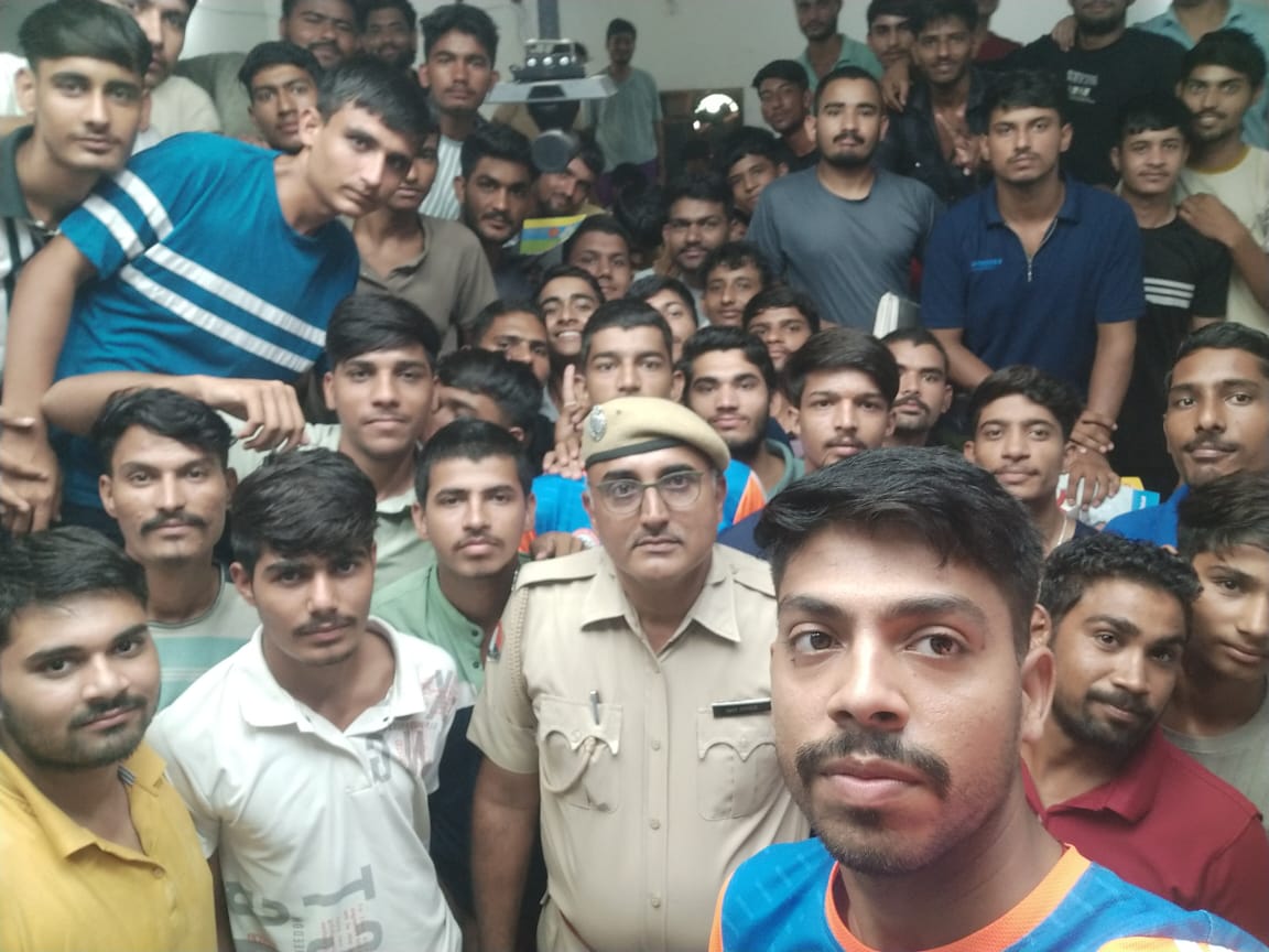 Didwanapolice's tweet photo. #DidwanaKuchamanPolice
#CyberSecurityAwareness
#CyberFraud #CyberCrime

सावधान रहें! सुरक्षित रहें!

आज पुलिस अधीक्षक श्रीमती ऋचा तोमर (IPS) के निर्देशन में साइबर जागरूकता दिवस पर जिलेभर में जन-जागरूकता कार्यक्रम आयोजित किए गए।

🔹 हर महीने के पहले बुधवार को मनाया जाता है Cyber Awareness Day
🔹 छात्रों, महिलाओं व आमजन को बताया गया :

WhatsApp/OTP फ्रॉड
APK फ़ाइल, QR स्कैन धोखाधड़ी
Crypto/USDT फर्जी निवेश
Fake Job, फिशिंग मेल, लिंक क्लोनिंग

बताया गया :
1930 साइबर हेल्पलाइन
CEIR पोर्टल से खोया मोबाइल कैसे ब्लॉक करें
साइबर हेल्प डेस्क का सहयोग कैसे प्राप्त करे

सोशल मीडिया, स्कूल सेमिनार, ग्राम पंचायत स्तर तक फैली जागरूकता की लहर!

डिजिटल दुनिया में सतर्कता ही सुरक्षा है!

*क्या आप साइबर स्मार्ट हैं?*
ज़बाब जरूर दे!
आपका सहयोग ही हमारी प्रेरणा है।

@igpAjmer @DineshMNIPS1 @PoliceRajasthan