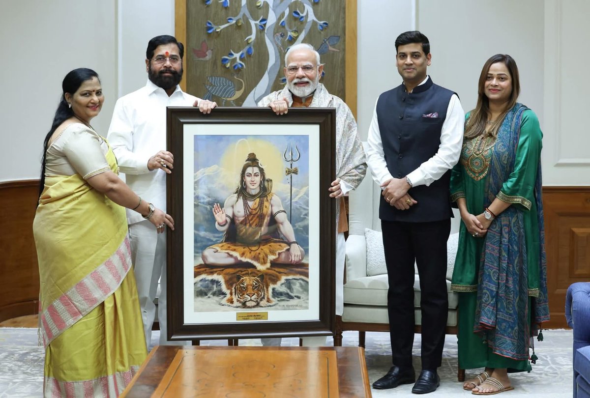 आदरणीय पंतप्रधान मा.ना.श्री. नरेंद्र मोदी साहेबांची आज दिल्ली येथे शिवसेना मुख्य नेते आणि राज्याचे उपमुख्यमंत्री मा.ना.श्री. एकनाथजी शिंदे साहेबांसमवेत सहकुटुंब सदिच्छा भेट घेतली. यावेळी पंतप्रधान महोदयांना भगवान महादेवाची सुंदर अशी प्रतिमा भेट दिली. यावेळी पंतप्रधान महोदयांनी
