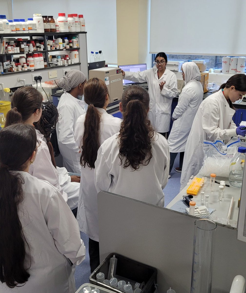 WolfsonSPaRC's tweet image. Some scenes from this year's Work Experience event, where we hosted a group of A-Level students for a week and gave them a variety of demonstrations, hands-on experiments, and lectures.