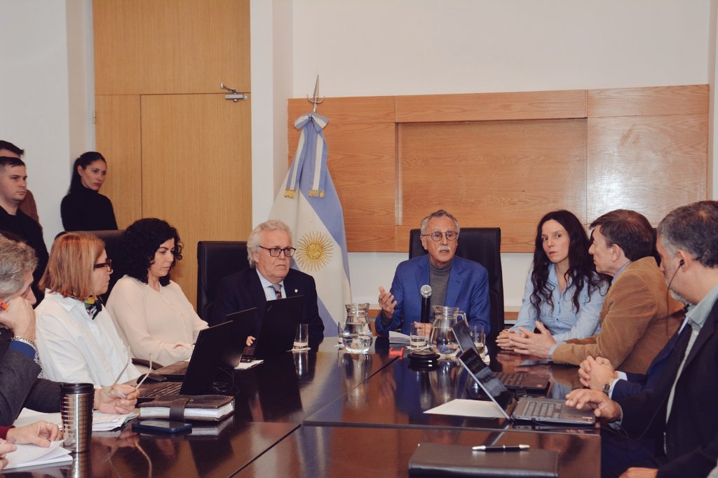 🇦🇷 Superintendencia de Servicios de Salud 🇦🇷 (@sssalud) on Twitter photo El ministro <a href="/Mariolugones_ar/">Mario Lugones</a> participó de la segunda jornada de capacitaciones a mediadores en salud.
"PROMESA viene a solucionar un problema que hoy existe", aseguró el titular de <a href="/MinSalud_Ar/">Ministerio de Salud de la Nación</a> en el encuentro en la <a href="/SSSALUD/">🇦🇷 Superintendencia de Servicios de Salud 🇦🇷</a>. El ministro <a href="/Mariolugones_ar/">Mario Lugones</a> participó de la segunda jornada de capacitaciones a mediadores en salud.
"PROMESA viene a solucionar un problema que hoy existe", aseguró el titular de <a href="/MinSalud_Ar/">Ministerio de Salud de la Nación</a> en el encuentro en la <a href="/SSSALUD/">🇦🇷 Superintendencia de Servicios de Salud 🇦🇷</a>.