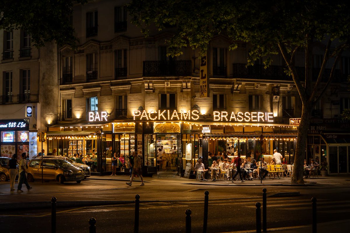 Evening stroll...#Paris #Travel #WednesdayVibe #France #Relax #Wednesday #cafe #Architecture #Parisjetaime 📸 Igor Passchier💖💞