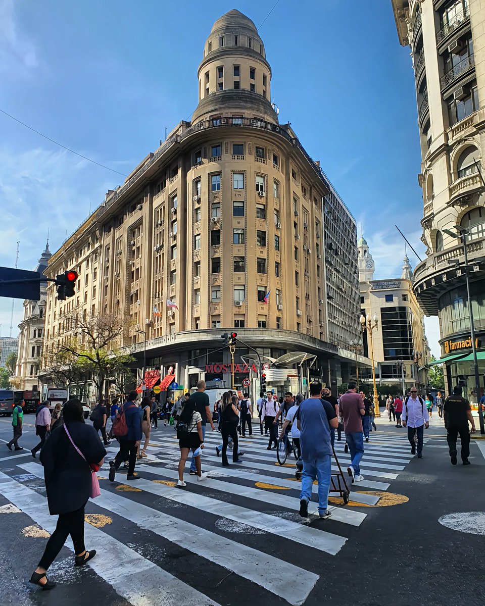 Escribí este texto hace unos años, creo que vale la pena leerlo 👇 
.
No puedo evitar sentirme un "Bicho del Microcentro", esa parte del Barrio de San Nicolás, en la Ciudad de Buenos Aires, tan amada como todo lo contrario. Los piquetes suceden acá. Sí. Sucedían, a esta altura