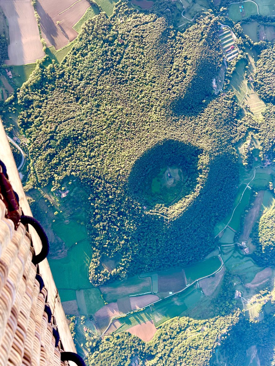 Sabies que...🤔   

El cràter del volcà Santa Margarida té una forma gairebé circular i fa uns 2 km de perímetre.
·       
#globus #catalunya #volenglobus #volcano