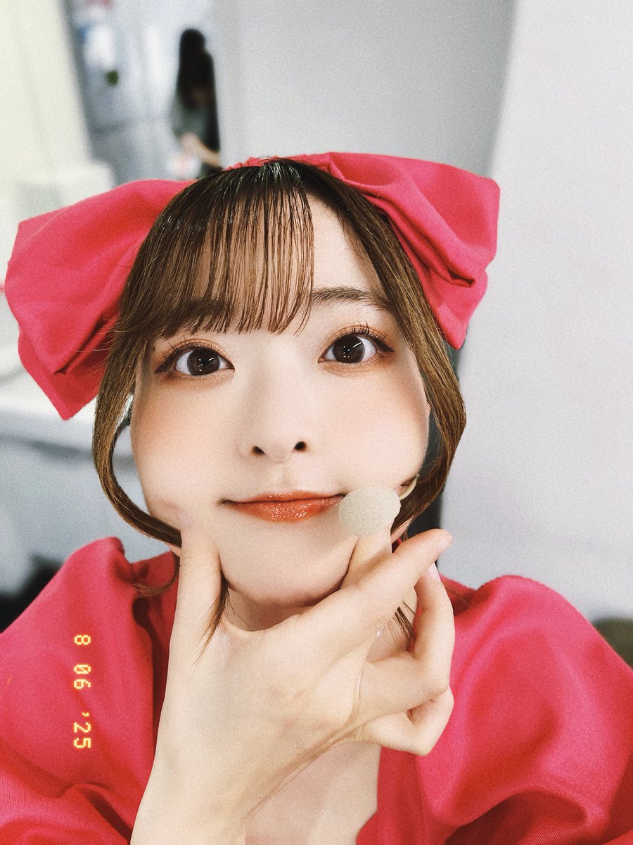 「22/7理解者クイズ」
この手は誰でしょう❤︎
そしてこのアングルを撮るカメラマンメンバーも誰でしょう？

ペンライトの景色は
いつ見ても心躍りますね❤︎
サマーライブ初日ありがとうございました❤︎
#虹サマ2025