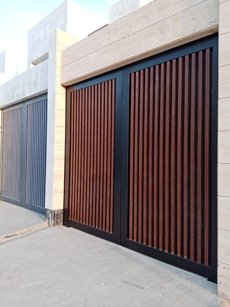 🔸 باب التيوبات من أجمل الأبواب العصرية، ويتميز بخطوطه المستقيمة ومظهره الأنيق.
أفضل الألوان له: الأسود، الرمادي الغامق، والبني الخشبي، لأنها تعزز الطابع الحديث وتعطي الباب حضور قوي وفاخر.

💡 نصيحة مهمة: لتخفيف وزن الباب بدون التأثير على الشكل، بإمكانك استخدام تيوبات ألمنيوم بدل