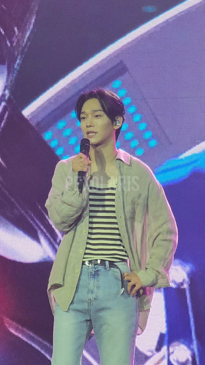 i'm dying the hand on hip WHY'S HE ACTUALLY DRESSED LIKE A MOM THE WOMEN'S FIT JEANS AND OVERSIZED SHIRT#)$%(#)$*^#($^#
.........