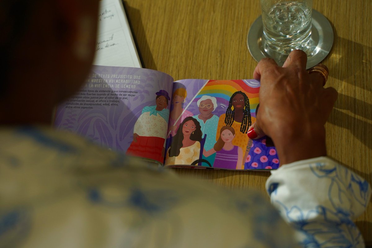 Nos reunimos con <a href="/MabelLaraNews/">Mábel Lara</a> , secretaria de Desarrollo Económico y Turismo de Cali <a href="/DEconomicoCali/">Secretaría de Desarrollo Económico Cali</a>, para avanzar en alianzas que impulsen la empleabilidad y el empoderamiento económico de mujeres emprendedoras.

💛💙 En la <a href="/FundacionWWBCol/">Fundación WWB Colombia</a>  seguimos trabajando por una #Cali