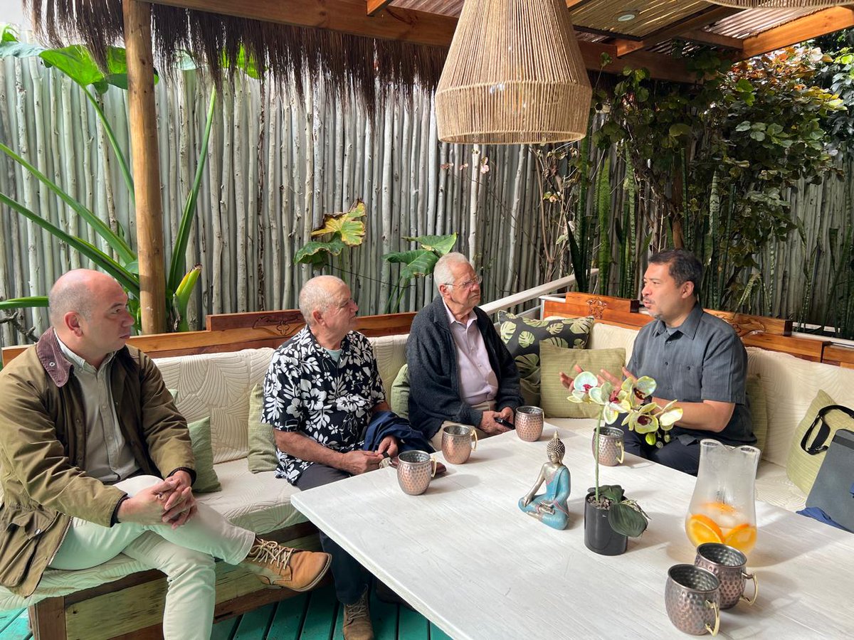 En el marco de su 1a visita oficial a Rapa Nui, el CDA Yoneoka sostuvo reuniones con el delegado presidencial <a href="/DPPIsladePascua/">Delegación Presidencial Provincial Isla de Pascua</a> Sergio Tepano y el Consejo de Ancianos, con el objetivo de conocer las prioridades del gobierno central en la isla, abordar desafíos de conectividad y