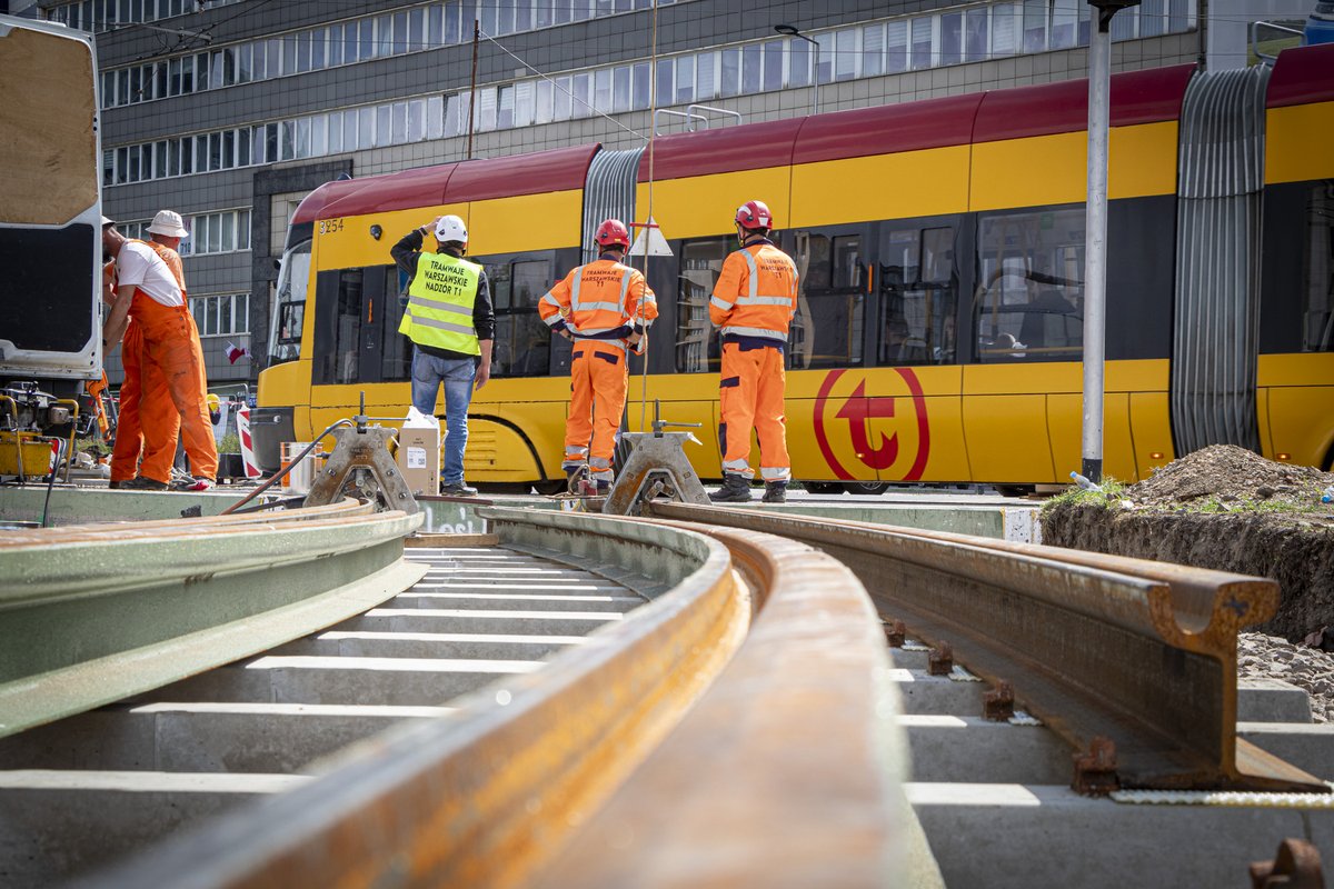 Wykonawca - firma KZN Rail - ułożył dziś na pl. Zawiszy ostatnie wielkogabarytowe płyty prefabrykowane - na wlocie od strony ul. Towarowej. Kolejne kroki to poziomowanie płyt i układanie nawierzchni stalowej. Od poniedziałku 11 sierpnia tramwaje wrócą na ul. Towarową - ruch