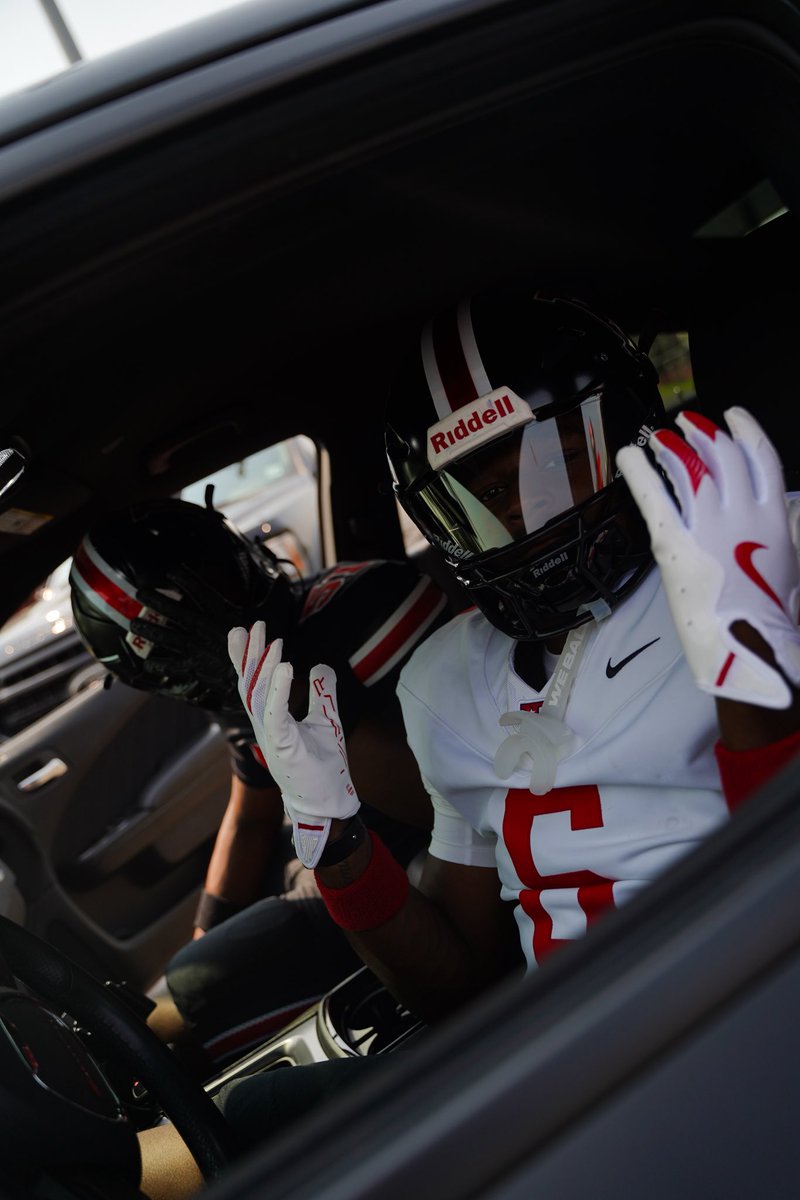 Shout out to the #CityofLegends ELIZABETH STAND UP! <a href="/EHSMinutemenFB/">Elizabeth Foootball</a>