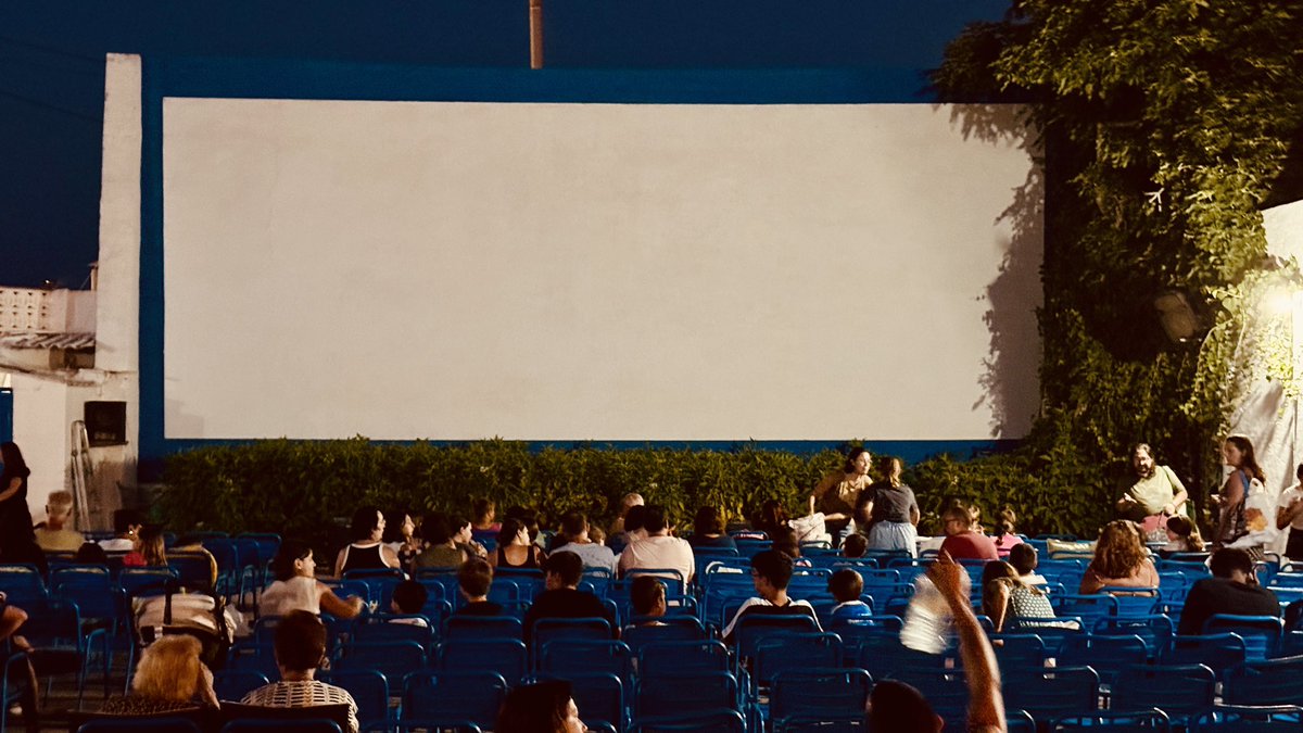 cdelamor_'s tweet photo. Mira que es incómodo, hay ruidos de todo tipo, se escucha regular, terminas doblado. Siguen  prácticamente  igual que cuando iba siendo un crío pero pocos planes más apetecibles y evocadores que el cine de verano. https://t.co/65t9ZVIbLu