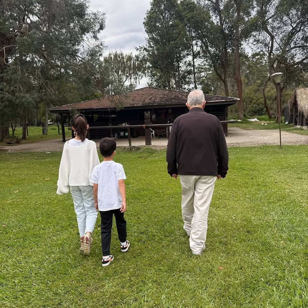 SaantiagoGuerra's tweet image. Quien ha entregado su vida por Colombia no camina solo. Lo acompaña su conciencia tranquila, el amor de su familia y el respeto del pueblo. Álvaro Uribe Vélez, ejemplo que trasciende generaciones.