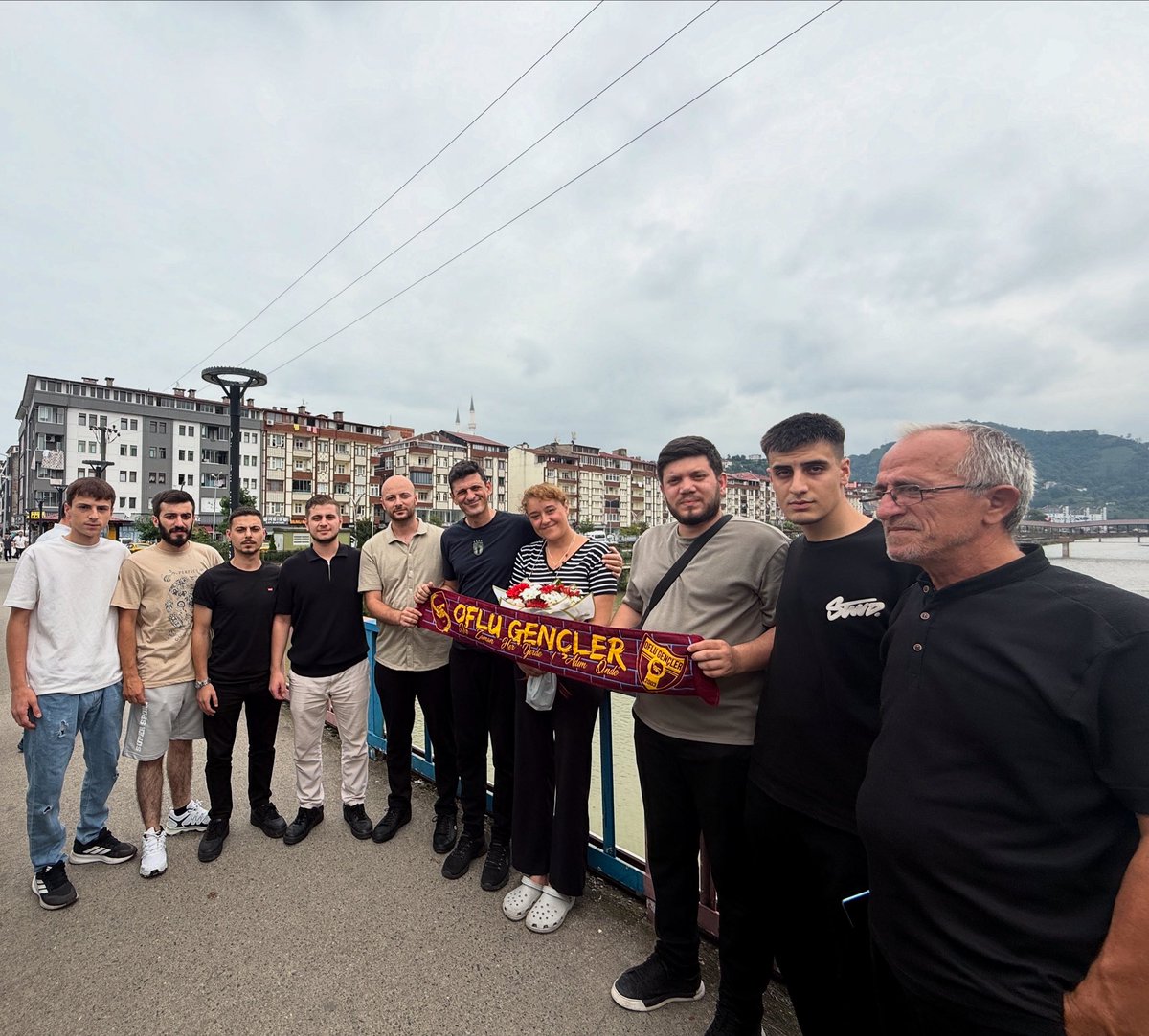 “Aynı toprağın, aynı ilçenin evladısın Ahmet… Seni tanımasak da yüreğimiz bir.Hemşehrin olarak seni unutmayacağız; adaletin yerini bulması için her zaman yanındayız.
Yasemin Anne hepimizin annesi, acısı hepimizin acısı!
Mekânın cennet olsun kardeşim.”
#ahmetminguzzi