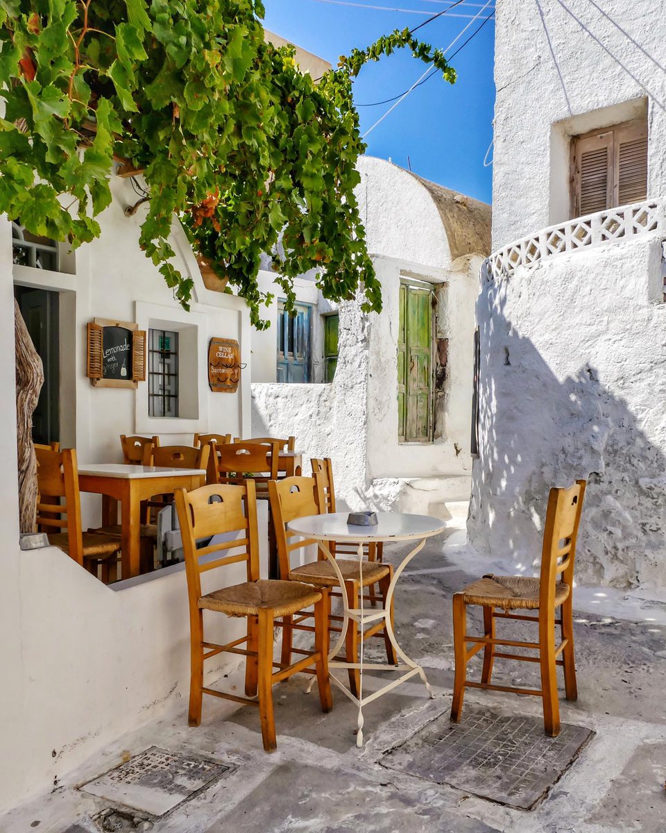 GreekPictures's tweet image. Tucked away in the heart of #Emporio, where old green doors and sunlit chairs tell stories of island life. #Santorini&apos;s quiet corners hold a charm that never fades. 🇬🇷
📷 george_kormpos