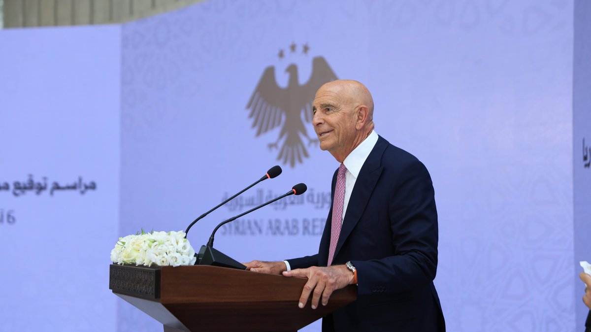 برعاية فخامة رئيس الجمهورية العربية السورية السيد أحمد الشرع، أَقيمت مراسم توقيع اتفاقيات لتنفيذ مشاريع استثمارية استراتيجية في عددٍ من المحافظات السورية.

#رئاسة_الجمهورية_العربية_السورية