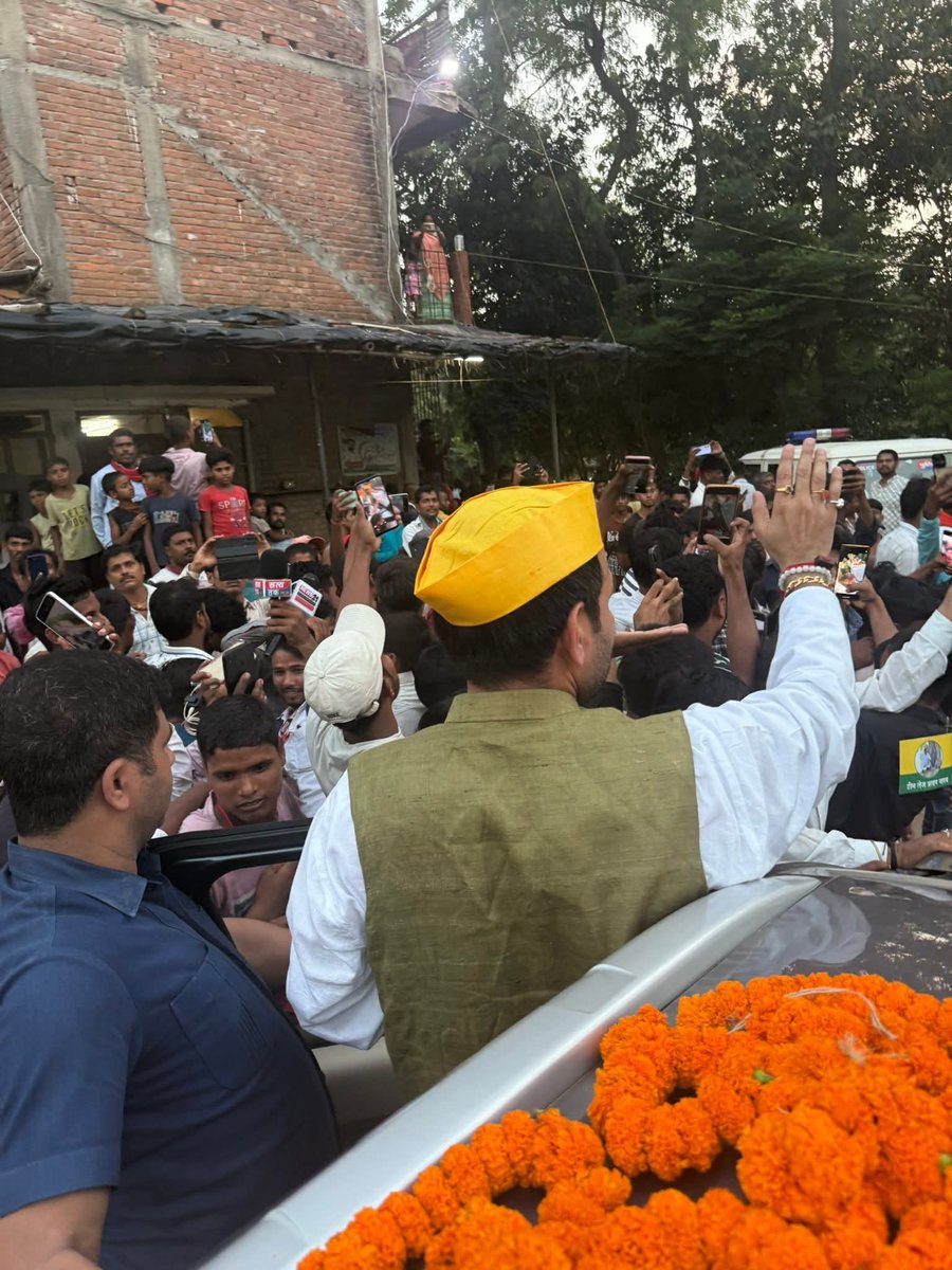 VIRATSAMAJWADI's tweet photo. आज माननीय विधायक श्री तेज प्रताप यादव जी में श्री लालू प्रसाद यादव की छवि दिखाई  @TejYadav14 https://t.co/MfoFGjmgJU