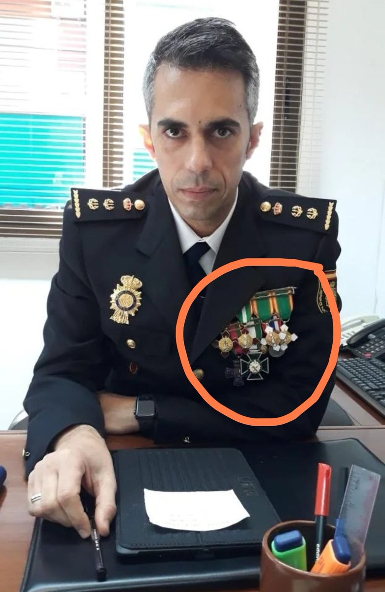 Todas las condecoraciones policiales que haya dado el SANCHISMO tendrán que ser retiradas 👇😱

Aquí el Comisario favorito de MARLASKA, Alberto Carba, y la evolución de sus condecoraciones desde su nombramiento como Comisario del <a href="/PSOE/">PSOE</a> a la actualidad 🧐

Conocido por ser