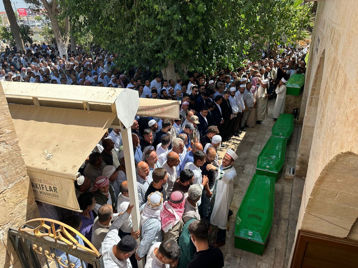 Urfa'da kapılarını kilitleyip, bir parça ekmek için 70 yıldır yurdun dört bir yanına dağılan insanlarımız.
GAP'la 30 yıldır Fırat'la sulanan Harran'a bereket geldi ama yoksulluk, işsizlik ve yollarda ölümler bitmedi!
Bir lanet var bu işte! 
Karabasan gibi insanların  üstünde!.