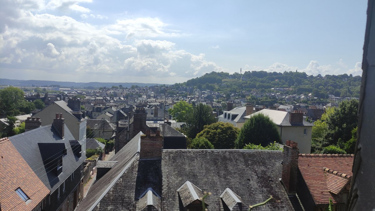 #MonCoinDeFrance
#Honfleur
Vue des toits depuis l'appartement maternel 

<a href="/Femmes_Dem/">Femmes Démocrates</a>