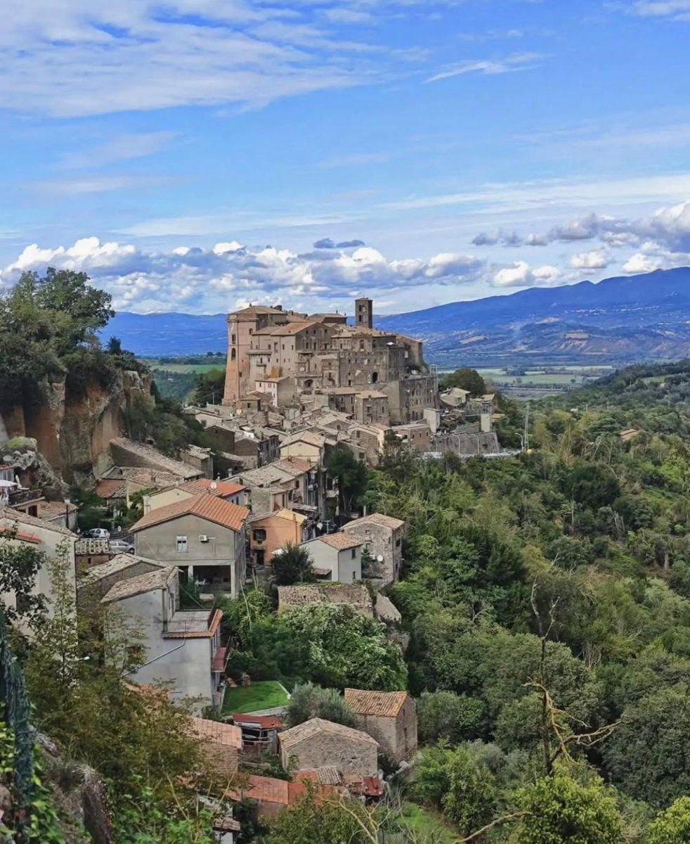 #Bomarzo, in provincia di #Viterbo: un caratteristico borgo sorto su uno degli speroni rocciosi originati dalle colate laviche dell’apparato vulcanico dei #montiCimini

📷 Ig mic.moffa

#VisitLazio #LazioIsMe #LazioEternaScoperta