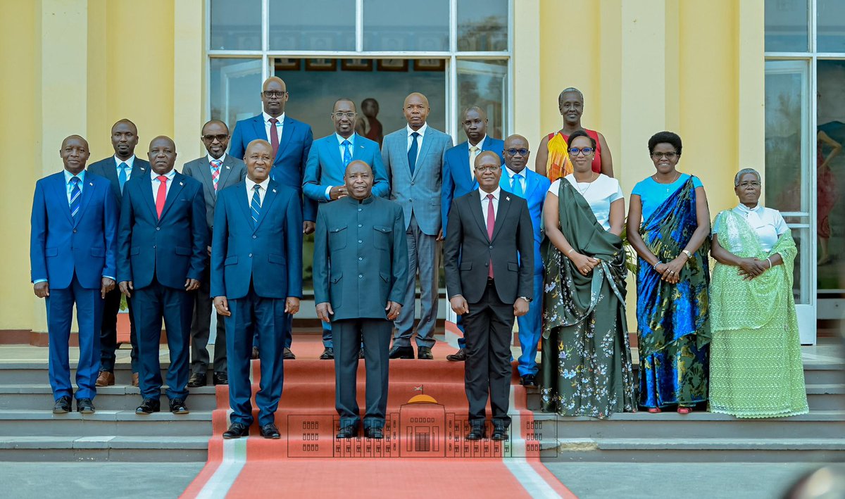 Ntare Rushatsi House (@ntarehouse) on Twitter photo Photo de famille du Président de la République SE <a href="/GeneralNeva/">SE Evariste Ndayishimiye</a> , le Vice-Président , le Premier Ministre et les nouveaux membres du gouvernement, nommés par le décret présidentiel n° 100/003 du 5 août 2025. Photo de famille du Président de la République SE <a href="/GeneralNeva/">SE Evariste Ndayishimiye</a> , le Vice-Président , le Premier Ministre et les nouveaux membres du gouvernement, nommés par le décret présidentiel n° 100/003 du 5 août 2025.