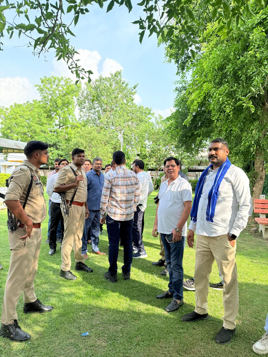 मा. सांसद <a href="/BhimArmyChief/">Chandra Shekhar Aazad</a> चन्द्र शेखर आजाद जी ने आज पूर्व गर्वनर और किसानों के नेता सत्यपाल मलिक जी को नई दिल्ली में अंतिम विदाई दी. राजकीय सम्मान ना देने पर सरकार की आलोचना की.