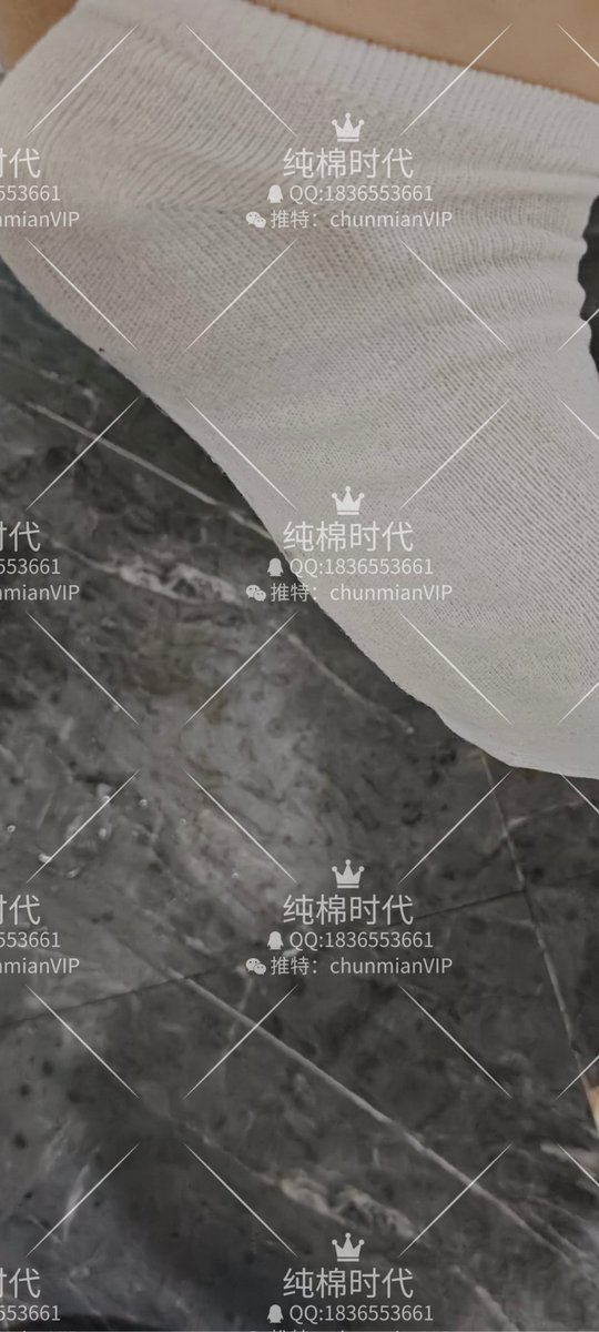 刚认识她时，她还叫云朵，笑得干净温柔。可打开她的袜子那股味道就炸开了。
袜子里满是汗湿和臭气，积了厚厚一层脚垢，臭浓到发腥，像雌性气息被压缩后猛然释放。
才凑近鼻子，整个人就发晕了，鼻腔像被臭液灌满，头嗡嗡响。
第一次闻，就沦陷。这不是味道，是种抓着心脏的本能冲动。
我知道，我完了。