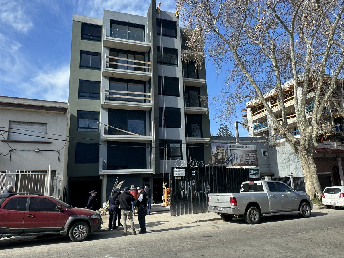 #AHORA Un arquitecto murió tras caer del 5to piso de un edificio en construcción en Parque Batlle.

El accidente laboral ocurrió cuando el profesional realizaba un relevamiento de las obras del edificio que está próximo a culminar.

Los detalles en <a href="/TelemundoUY/">Telemundo</a>