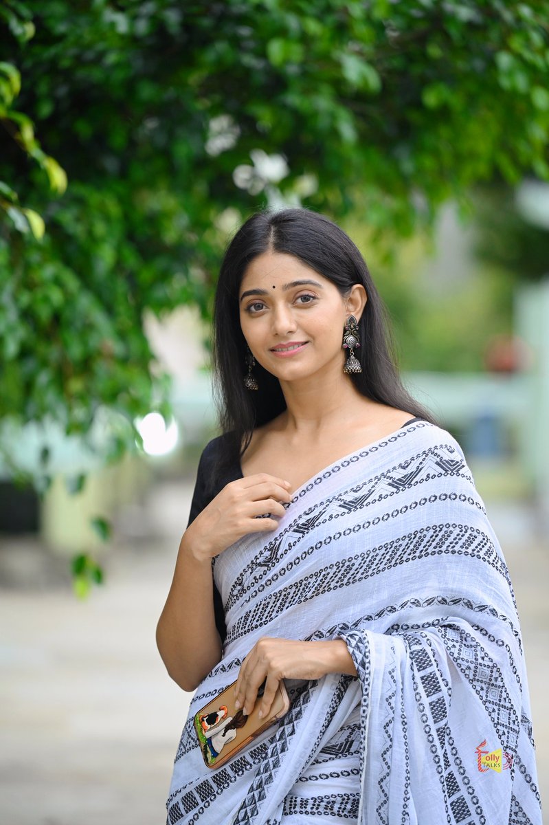 মুক্তি পেয়ে গেছে দীপান্বিতা রক্ষিতের প্রথম ওয়েব সিরিজ Professor Sengupta। প্রিমিয়ারে অভিনেত্রীকে দেখা গেল সাদাকালো শাড়িতে। 

#dipanwitarakshit