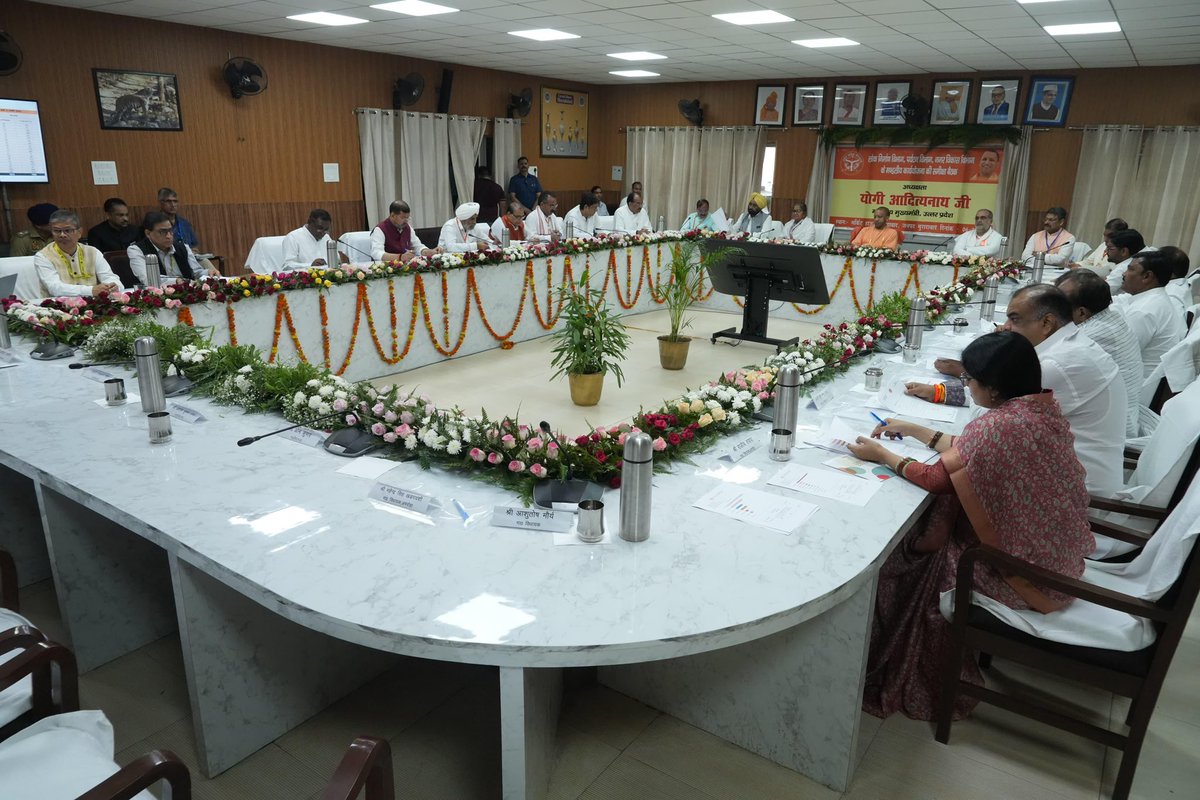 rajbalabjpmla's tweet image. आज जनपद मुरादाबाद स्थित सर्किट हाउस सभागार में उत्तर प्रदेश के यशस्वी मुख्यमंत्री, माननीय श्री @MYogiAdityanath जी ने मुरादाबाद मण्डल के जनप्रतिनिधियों एवं प्रशासनिक अधिकारियों के साथ विकास कार्यों की प्रगति की मंडलीय बैठक में सहभागिता की ।

#mlarajbalasingh #MYogiAdityanath