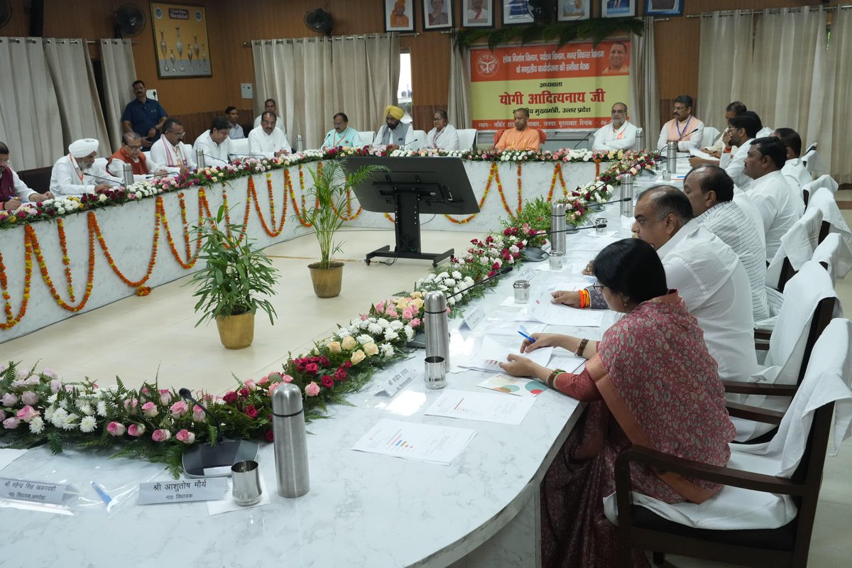 rajbalabjpmla's tweet image. आज जनपद मुरादाबाद स्थित सर्किट हाउस सभागार में उत्तर प्रदेश के यशस्वी मुख्यमंत्री, माननीय श्री @MYogiAdityanath जी ने मुरादाबाद मण्डल के जनप्रतिनिधियों एवं प्रशासनिक अधिकारियों के साथ विकास कार्यों की प्रगति की मंडलीय बैठक में सहभागिता की ।

#mlarajbalasingh #MYogiAdityanath