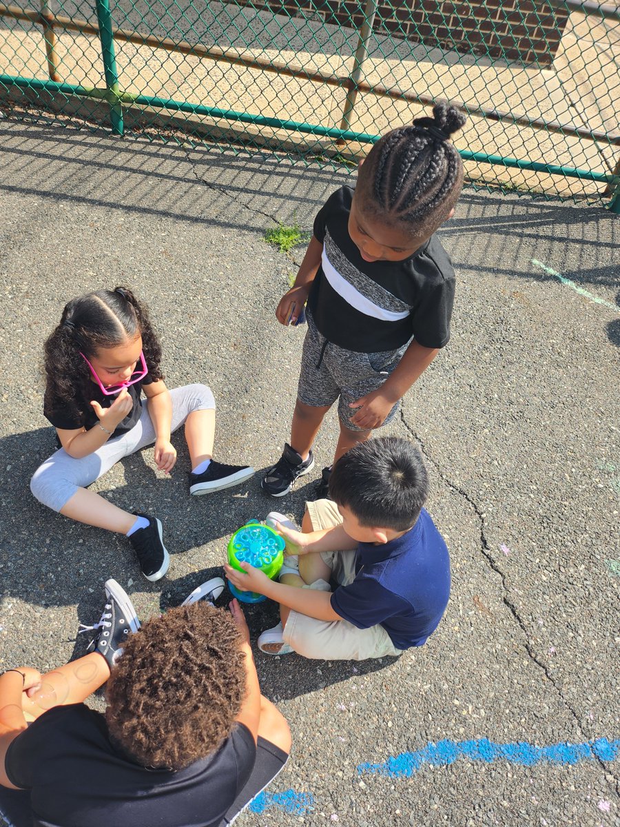 BPSSpecialSrvs's tweet image. ☀️ Students in Mrs. Collins&apos;s PreK class took learning outdoors! They practiced letters and numbers with chalk and wrapped up the fun with bubbles! ✏️🔠🫧 #OutdoorLearning #PreKFun @BayonneBOE @LincolnLions5