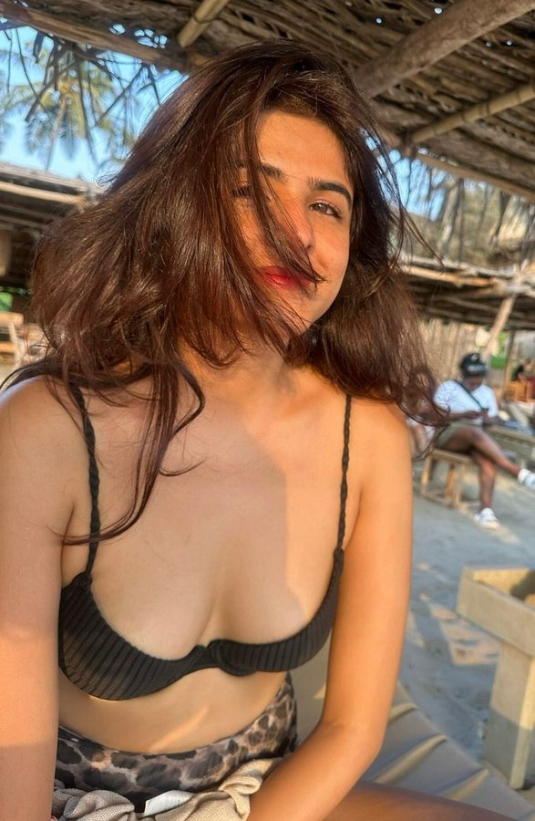 GxrNh8JWgAAJ-Z1?format=jpg&name=900x900