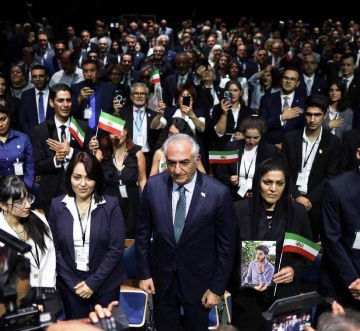 ای ایران

در این آوردگاهِ نور و ظلمت
که شُد ملّت پی احیای شوکت

برآمد چون فریدون شاه‌ِ ایران
چو خورشیدی زِ دوشِ نسلِ شیران

به گِردش گشته‌اند بر ضدِ ضحاک 
که اهریمن کنند بیرون از این خاک

به سوی ملّتش رو کرد رضا شاه
که پیروزی شَوَد حاصل‌ در این راه

اگر همراه و همبسته بمانیم
زِ