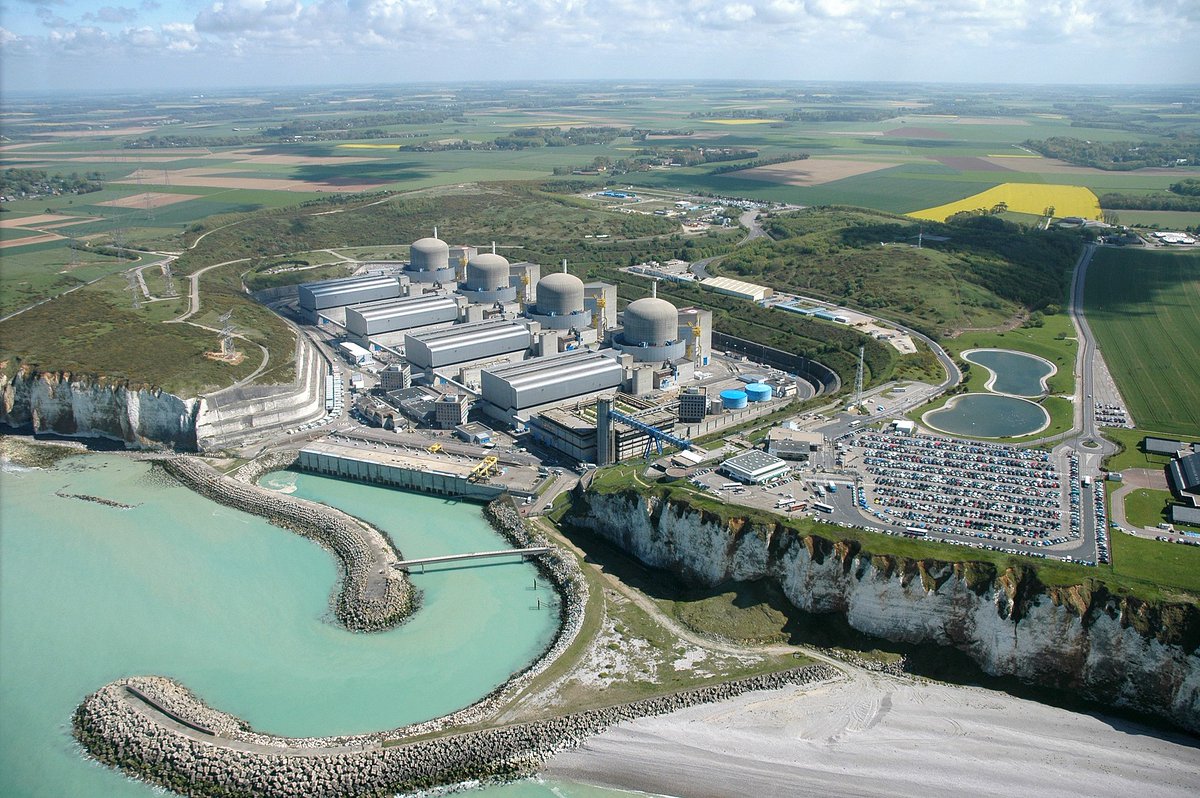 Ce qui m'a toujours fasciné dans le nucléaire : sa densité énergétique.  

La fission d'1 gramme d'uranium produit autant d'énergie que la combustion de 2 tonnes de pétrole ou de 3 tonnes de charbon.  
De quoi produire des quantités immenses d'énergie sur un espace très réduit