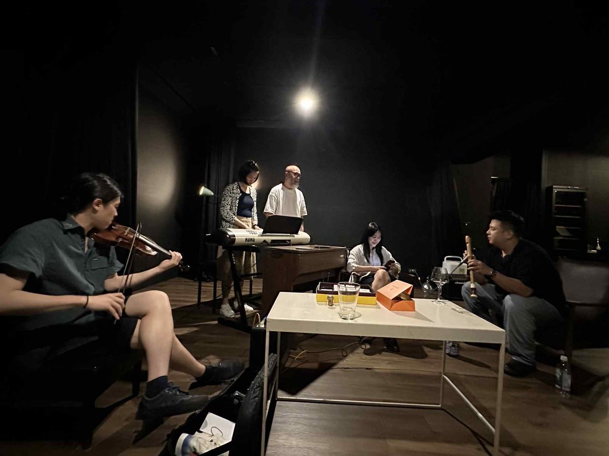 台湾に来ています！彼らと時間を共にすると、いつの間にか演奏が自然とはじまる。彼らは高いスキルを持ちながら、かつ音楽に対して本当にピュアでオープンマインドだった。幸せな時間を過ごす事ができました。写真は友人の素敵なギャラリー。開店のお祝いの為の訪問です。
謝謝！