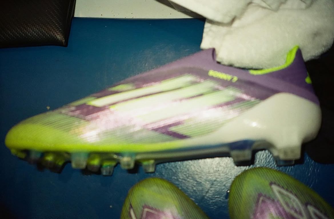 존슨이가 가지고 다니던 카메라로 
쏘니 토트넘에서의 마지막 축구화 남겨줬나봐 …. 🥹