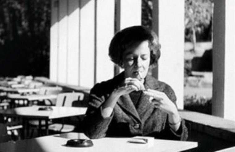 Adorno_Persian's tweet image. باز هیچ وقت خودش را مقصر نمی‌داند…

شغال
پشیمانی نمی‌فهمد
و شپش
دچار شک و دودلی نمی‌شود…

در سومین سیاره‌ی خورشید
در میان این همه رفتار وحشیانه
هیچ چیزی حیوانی‌تر از
داشتن یک وجدان آسوده نیست.

- ویسواوا شیمبورسکا