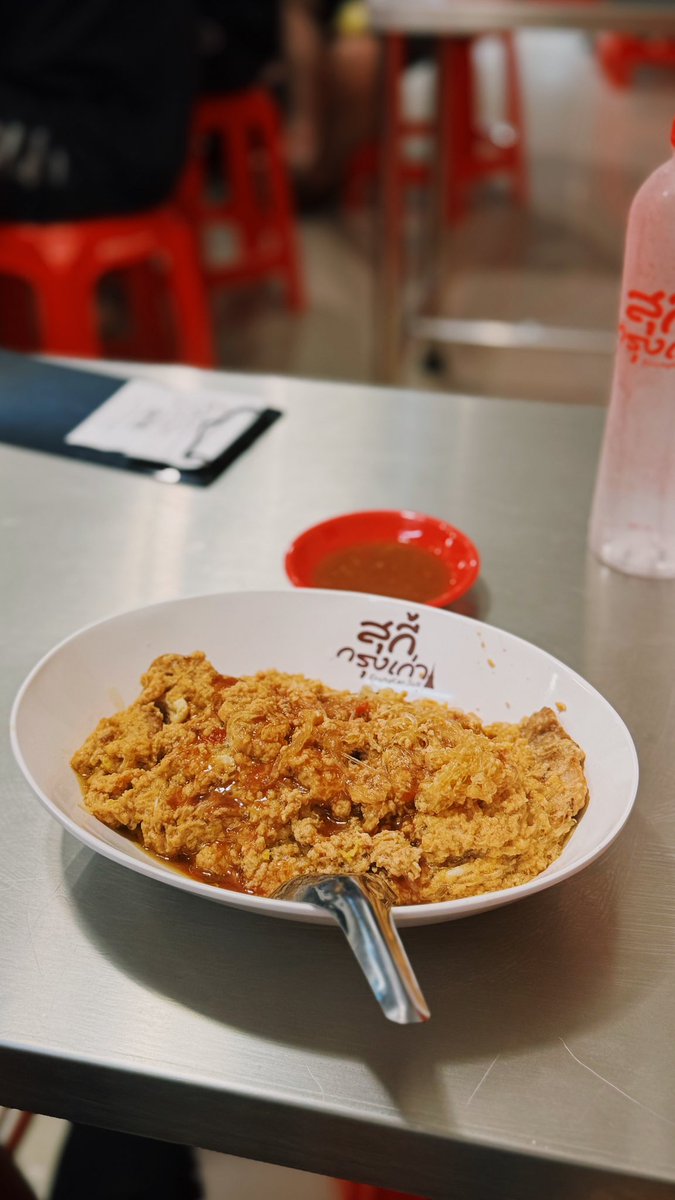 สายไม่กินผัก แต่ชอบกินสุกี้ ชอบอันนี้มาก ร้านสุกี้กรุงเก่าเพิ่งมาเปิดแถว ๆ คอนโด ไปวิ่งมาเลยแวะลองสักหน่อย ไม่มีผักเลย น้ำจิ้มก็ไม่เผ็ด รสชาติเหมือนน้ำจิ้มเอ็มเคที่เปรี้ยวน้อยกว่า หอมกลิ่นกระทะและวุ้นเส้นหนึบ จานนี้สั่งสุกี้ไข่ข้นหมู เพิ่มไข่ นัวขึ้นเยอะ