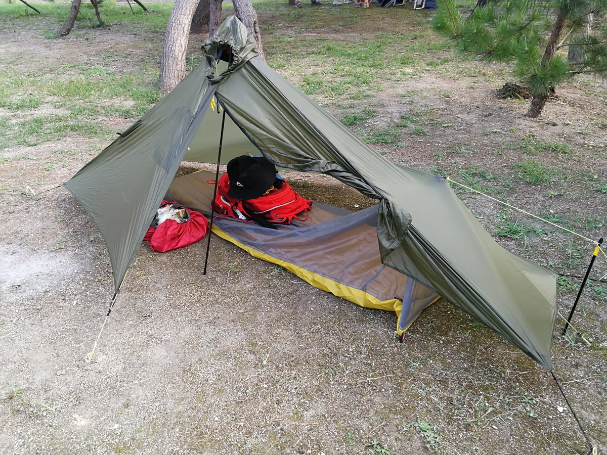jibusen's tweet photo. Six Moon Designsのゲートウッドケープ。
シェルターとして設置したり、
雨具としても使える便利もの。
夏場の #ソロキャンプ で用いています。
が、このスタイル、ほぼ #野宿 よね?
ワイルドだろぉ?のお裾分け♪
#ゲートウッドケープ
#SixMoonDesigns https://t.co/OnqJIuT1c9