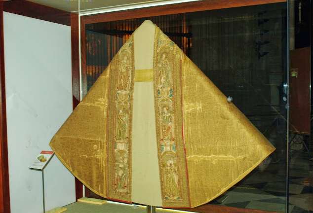 En la catedral de #Sevilla se expone una pieza de
incalculable valor histórico y artístico: la capa pluvial que el Emperador Carlos V lució en su coronación el 23 de octubre de 1520 en Aquisgrán.

La misma que mandó traer para contraer matrimonio con Isabel de Portugal, y tras su