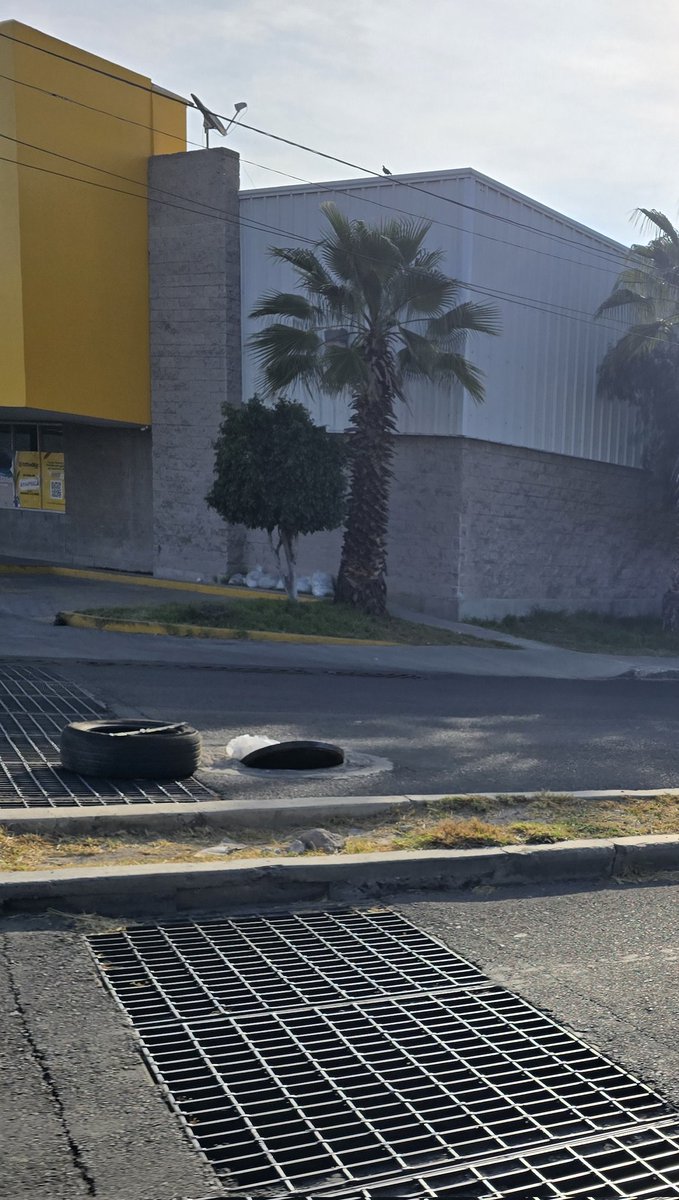 CahuateGarapiñado 🥶 (@tlacuachegrpndo) on Twitter photo Hola <a href="/qromunicipio/">Municipio de Querétaro</a> <a href="/CEAservcliente/">CEA Atn a Usuarios</a>
Ooootra alcantarilla más rota en Prol. Ezequiel Montes, frente al OfficeMax.
Y las otras 2 en Pie de La cuesta tampoco las han reparado 🥲 Hola <a href="/qromunicipio/">Municipio de Querétaro</a> <a href="/CEAservcliente/">CEA Atn a Usuarios</a>
Ooootra alcantarilla más rota en Prol. Ezequiel Montes, frente al OfficeMax.
Y las otras 2 en Pie de La cuesta tampoco las han reparado 🥲