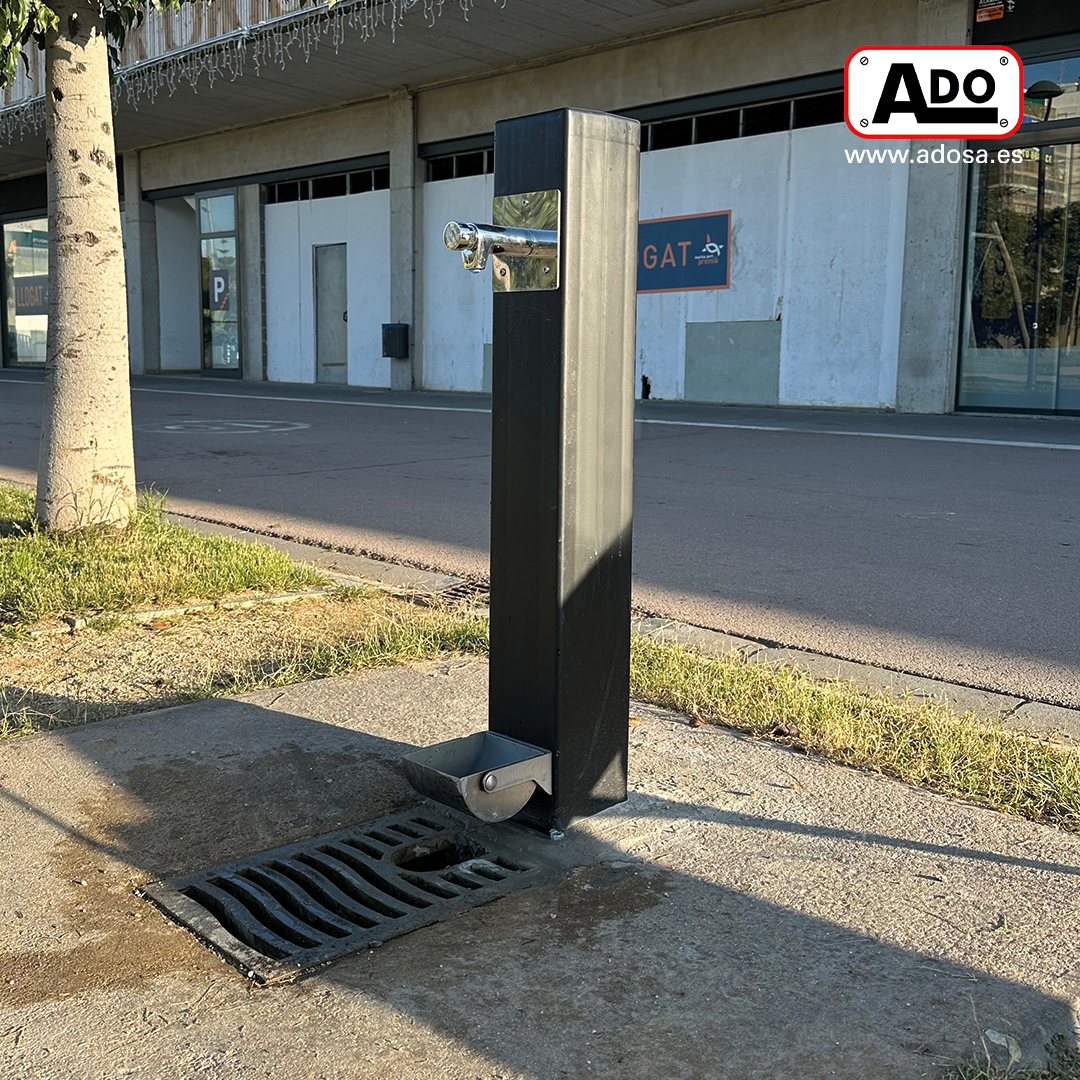 Adobcn's tweet photo. 🚰Hemos sustituido una antigua fuente de hierro oxidada por nuestra fuente de plástico DROP: 

💡 Una solución rápida, económica y resistente
✔️ Fabricada en polietileno de alta densidad
✔️ Con bebedero para mascotas

#ADOSA #FuenteUrbana #MobiliarioUrbano  #SoluciónEficiente https://t.co/e699JZ9fGO
