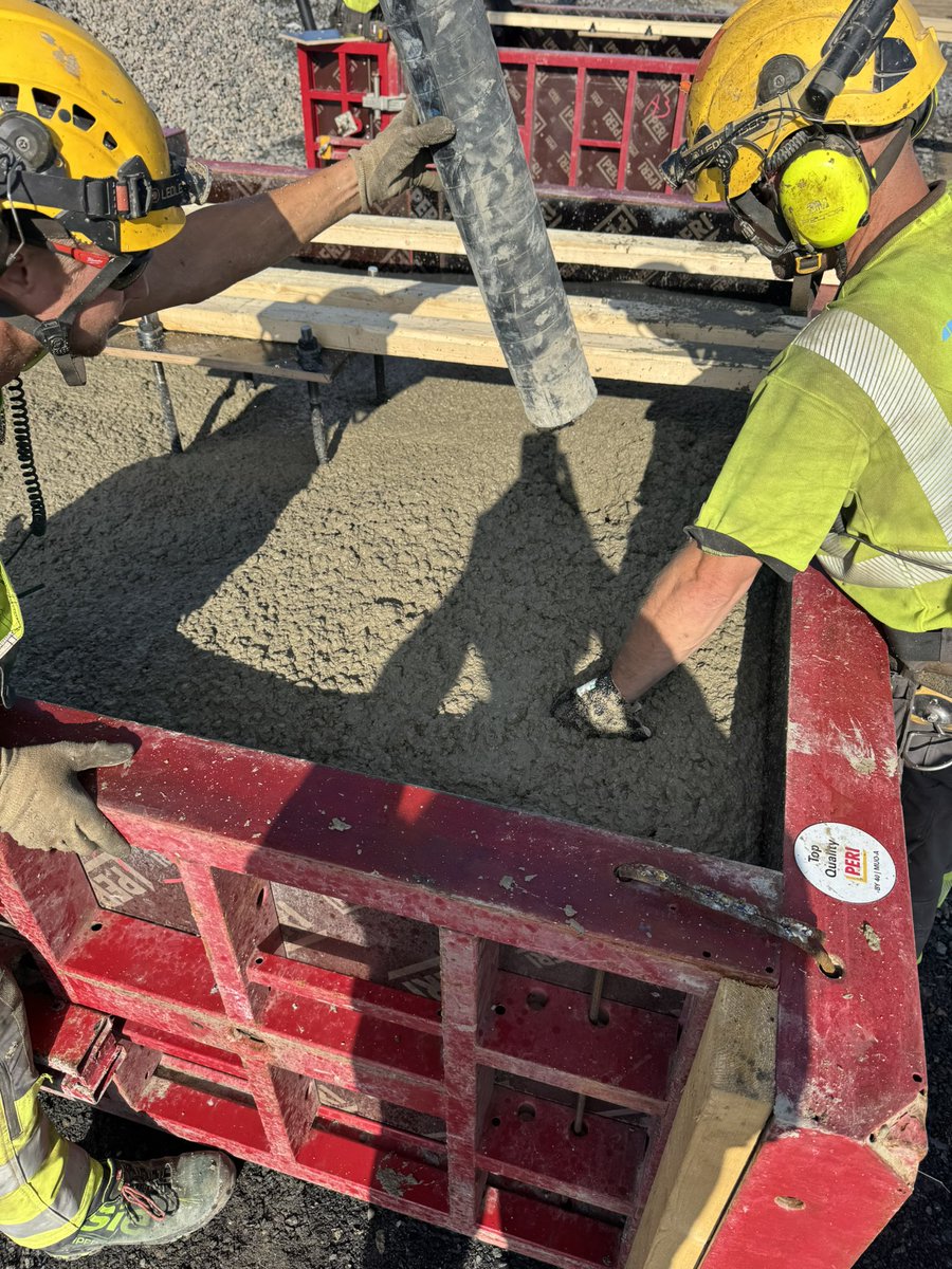 Tänään aloitettiin jalkapallostadionin perustusten valaminen. Tulevan stadionin perustuksiin upotettiin <a href="/ACOulu/">AC Oulu</a> pelipaita ja huivi. Tehtävän hoitivat neljä nuorta jalkapallon harrastajaa!

#acoulu #jalkapallostadion #oulu #veikkausliiga #palloliitto #temotek